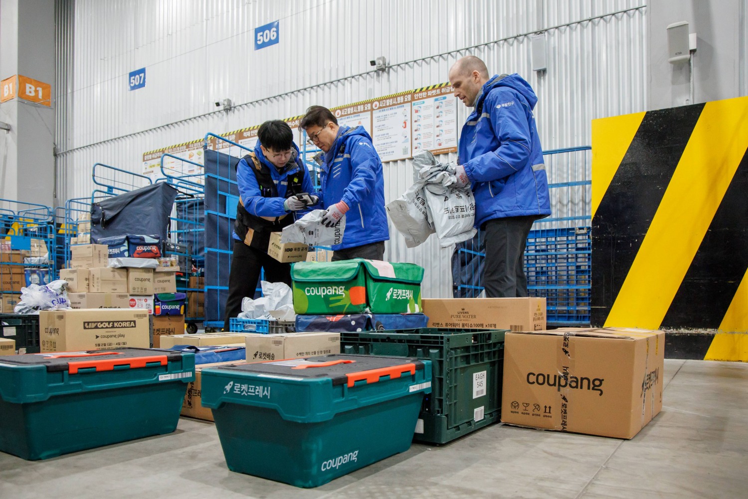 로저스 대표와 염 의원이 배송체험에 앞서 택배물품 상차 등 준비 작업을 하고 있는 모습./사진제공=쿠팡