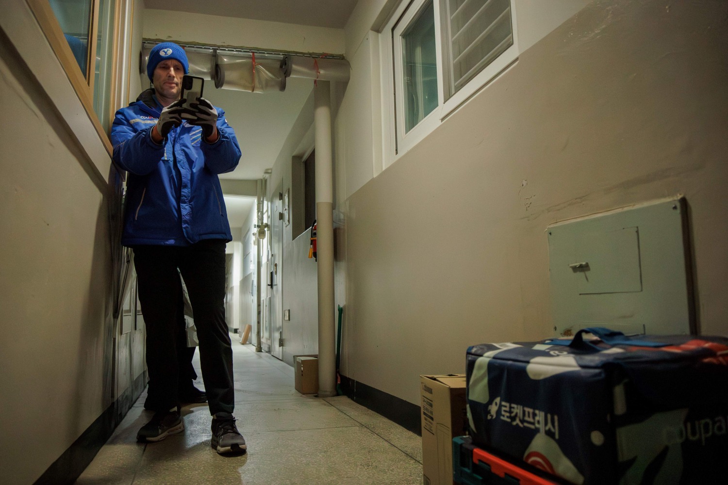 로저스 대표가 배송업무를 하고 있는 모습./사진제공=쿠팡