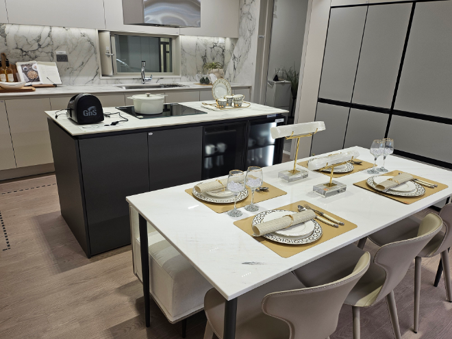 84B㎡타입 주방 전경. 동선이 단순하고 면적이 넓게 구성됐다./한국금융신문 조범형 기자