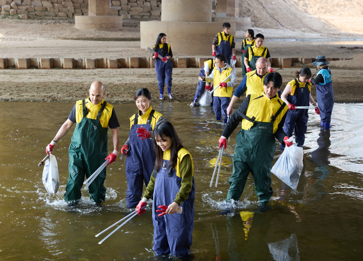 HDC그룹 관계자들이 서울시 노원구 중랑천 일대에서 환경 정화 봉사활동을 진행 중인 모습./사진제공=HDC그룹