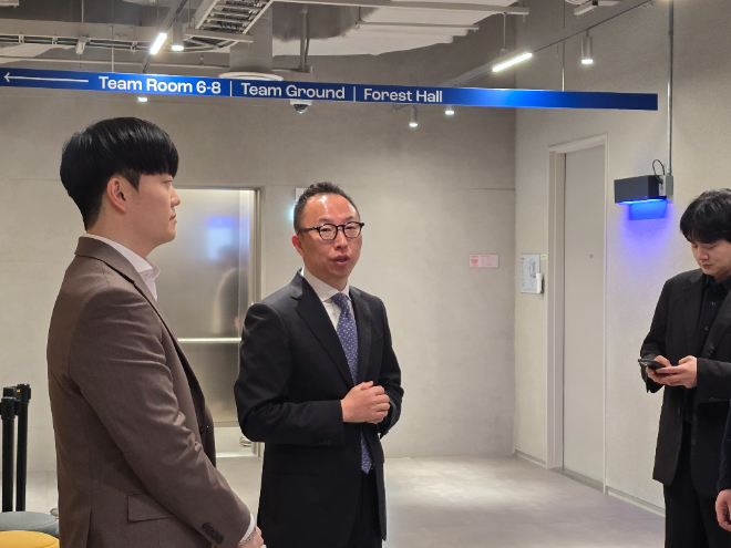 한상우 카카오게임즈 대표가 26일 정기 주주총회 이후 기자들과 만나 경영권 매각에 대해 설명하고 있다. / 사진=게임기자단