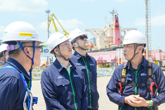 HD현대 정기선 회장(왼쪽에서 두 번째)이 25일 베트남 중남부에 위치한 HD현대에코비나를 찾아 현장 설비와 안전 시설물을 점검하고 있다. /사진제공=HD현대