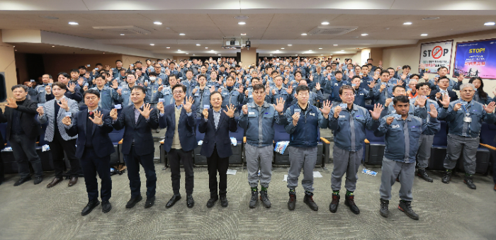 남궁금성 삼성중공업 안전보건경영책임자(오른쪽 네 번째)와 최원영 노동자협의회 위원장(오른쪽 세 번째), 김인철 부산지방고용노동청 통영지청장(왼쪽 네 번째), 정종득 안전보건공단 부산광역본부장(왼쪽 세 번째) 등이 작업중지권 카드와 함께 '멈춰' 구호를 외치고 있다. / 사진제공=삼성중공업