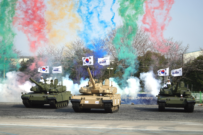 현대로템 중동형 K2 전차(가운데)와 폴란드 K2 전차 모습. /사진제공=현대로템