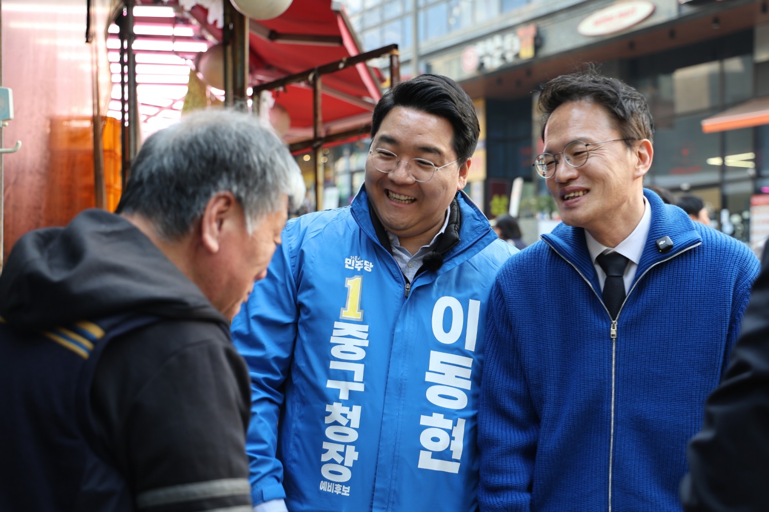 이동현 서울 중구청장 예비후보와 박주민 서울시장 예비후보가 약수시장 합동순방을 펼치며 중구민들과 소통하고 있다./사진=이동현 예비후보 캠프