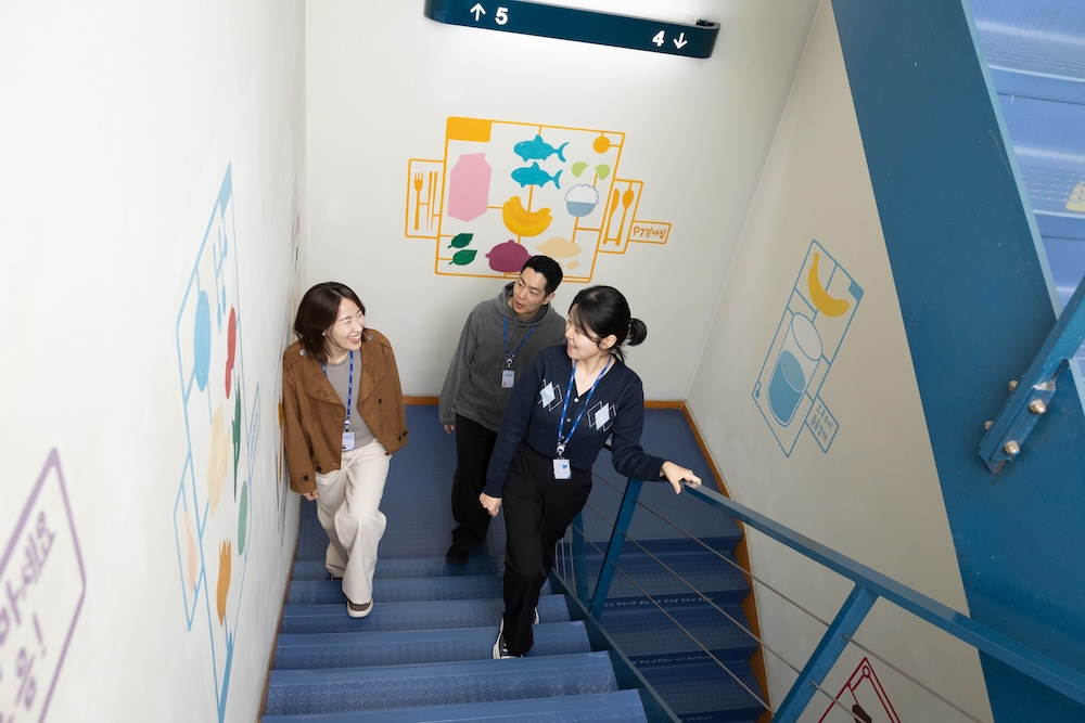 포스코센터 근무 직원들이 엘리베이터 대신 계단을 이용하고 있는 모습. /사진=포스코그룹