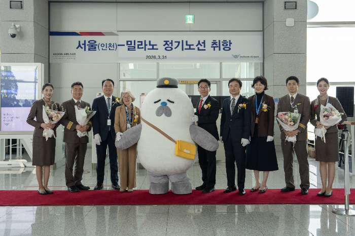 아시아나항공이 31일 인천공항 제2 여객터미널에서 인천-밀라노 노선 정기노선 취항 기념행사를 가졌다. (왼쪽부터)김성무 아시아나항공 인천국제공항 서비스지점장, 에밀리아 가토 주한 이탈리아 대사, 박종만 아시아나항공 여객본부장, 이상용 인천국제공항공사 신사업본부장, 김보영 이탈리아 관광청 대표가 테이프커팅식을 촬영하고 있다. /사진제공=아시아나항공