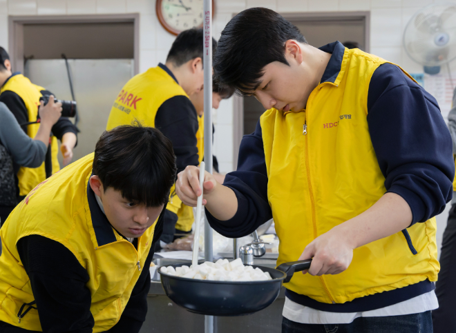 IPARK현대산업개발은 서울시 북부여성발전센터에서 신입사원들이 노원구 지역 아이들을 위한 간식을 직접 만들어 전달하는 봉사활동을 진행했다./사진제공=IPARK현대산업개발