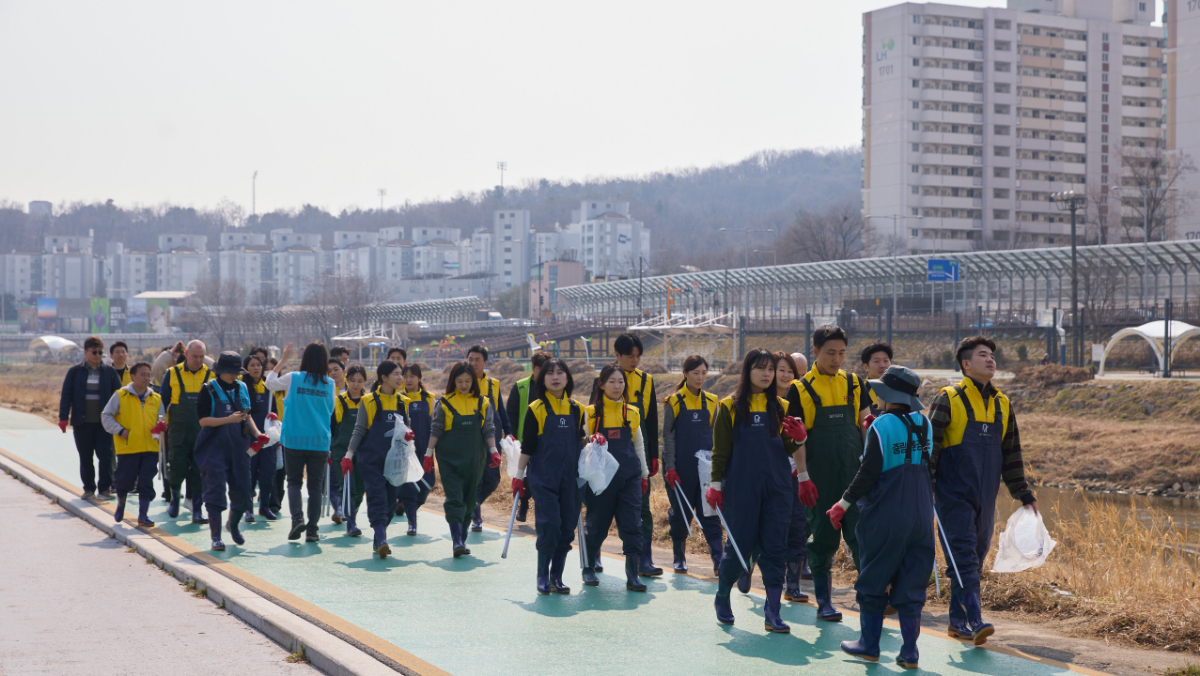 창립 50주년을 맞은 HDC그룹은 파크하얏트서울 총지배인을 비롯한 호텔HDC와 IPARK현대산업개발 경영본부 임직원들, 서울시 노원구자원봉사센터, 중랑천 환경센터 직원들과 함께 서울시 노원구 중랑천 일대의 환경 정화 봉사활동을 진행했다./사진제공=IPARK현대산업개발