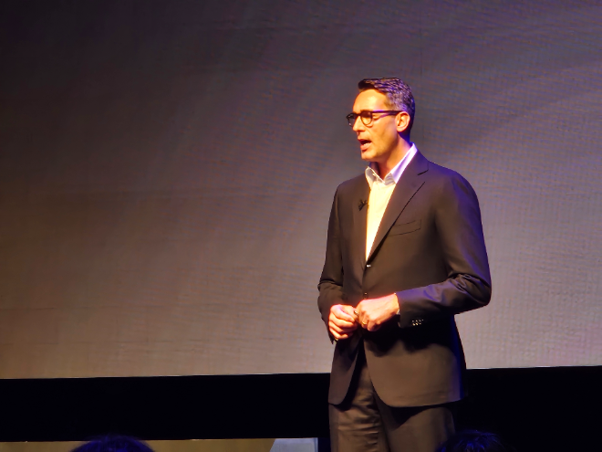 패트릭 쇠더룬드 넥슨 회장이 31일 일본에서 진행된 CMB에서 사업 전략을 소개하고 있다. / 사진=게임기자단