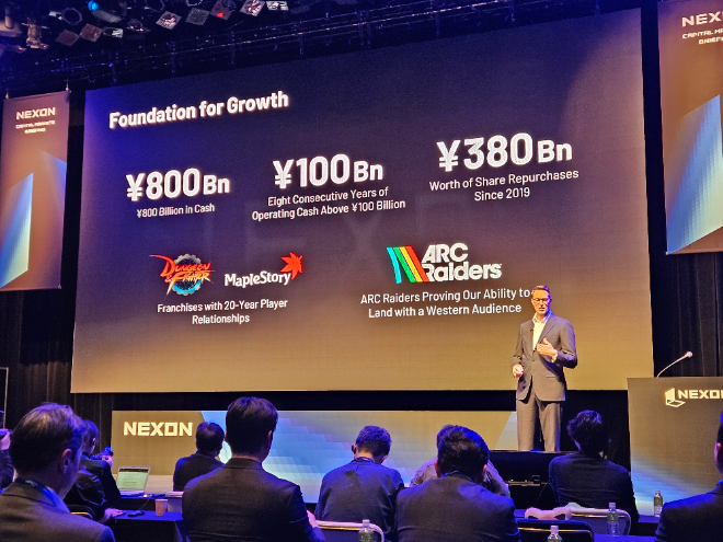패트릭 쇠더룬드 넥슨 회장이 사업 전략을 발표하고 있다. / 사진=게임기자단