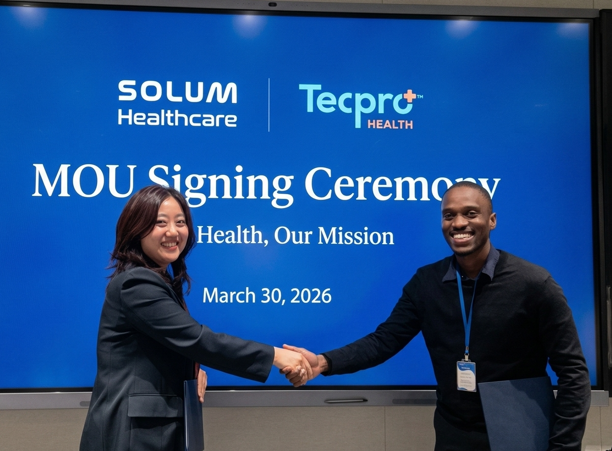 (왼쪽부터) 김지희 솔루엠헬스케어 대표이사, 룽가 마카예(Lunga Makhaye) 테크프로 헬스 디렉터가 MOU 체결 후 기념 촬영을 하고 있다. /사진=솔루엠