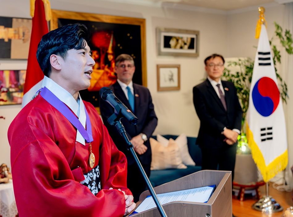 정사무엘 한문화진흥협회장이 페루 공로훈장을 수여 받은 후 인사말을 하고 있다. 사진제공=한문화진흥협회