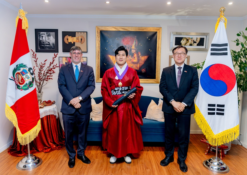 사진 왼쪽부터 폴 두클로스(H.E. Paul Duclos) 주한 페루 대사, 정사무엘 한문화진흥협회장, 최준호 외교부 중남미국장. 사진제공=한문화진흥협회