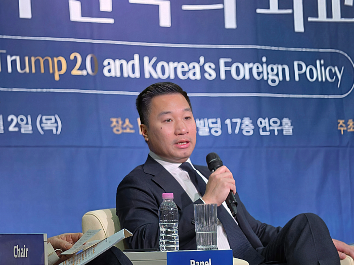 2일 세종연구소에서 개최된 제41회 세종국가전략포럼에서 발언 중인 알렉스 웡 한화그룹 CSO. /사진제공=한화에어로스페이스