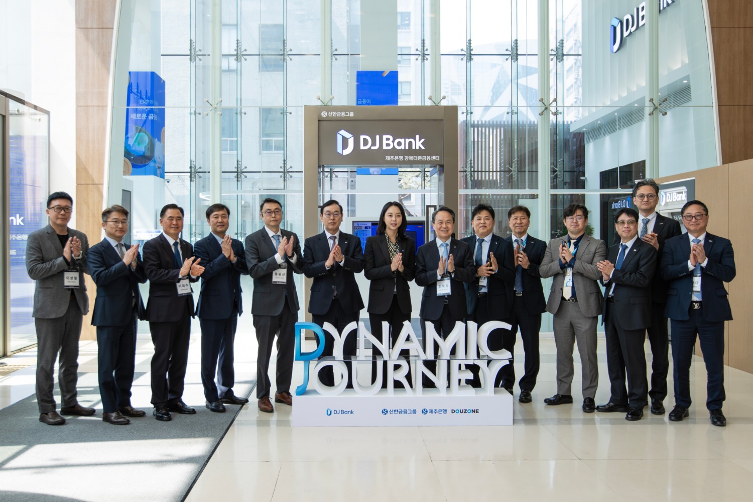 (왼쪽부터)이상철 더존비즈온 전무, 김윤주 보스턴컨설팅그룹 파트너, 이희수 제주은행장, 옥형석 테크핀레이팅스 대표, 홍용선 더존비즈온 부사장, 이강수 더존비즈온 부회장, 연다예 EQT Partners Korea 대표, 진옥동 신한금융지주 회장, 정성훈 제주은행 상무, 차준호 더존비즈온 전무, 전충재 더존비즈온 전무, 채훈 제주은행 부행장, 정현수 더존비즈온 전무, 김호대 제주은행 부행장 / 사진제공 = 제주은행