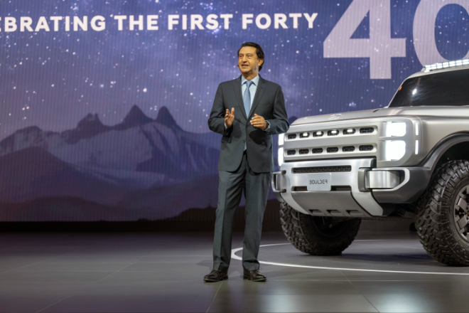 호세 무뇨스 현대차 대표이사가 픽업 콘셉트 볼더에 대해 설명하고 있다. / 사진=현대차