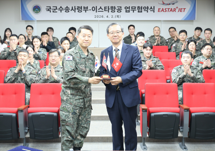 지난 2일 오후 경기도 과천시에 위치한 국군수송사령부에서 이스타항공 조중석 대표(오른쪽)와 국군수송사령부 방현석 사령관이 업무 협약(MOU)을 체결하고 기념 사진을 촬영하고 있다. /사진제공=이스타항공