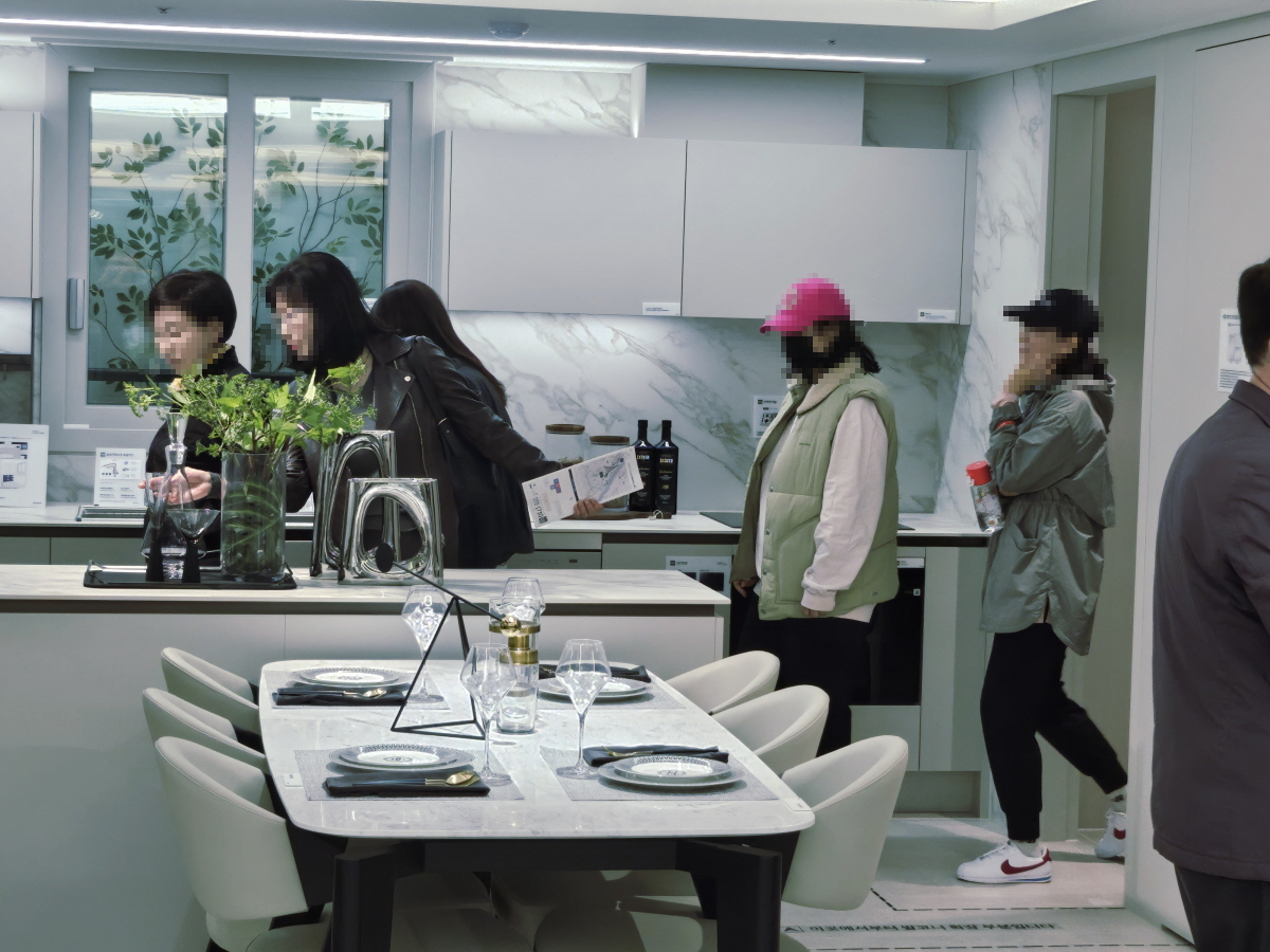 ‘풍무역세권 수자인 그라센트 2차’ 견본주택에서 방문객들이 105㎡타입 주방을 꼼꼼하게 확인하고 있다./한국금융신문 조범형 기자