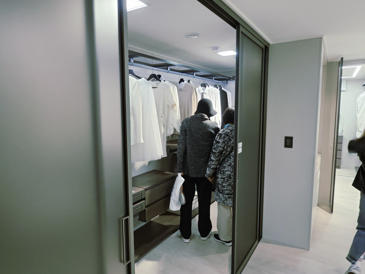 ‘풍무역세권 수자인 그라센트 2차’ 유니트 105㎡타입 안방의 드레스룸을 보고 있다./한국금융신문 조범형 기자