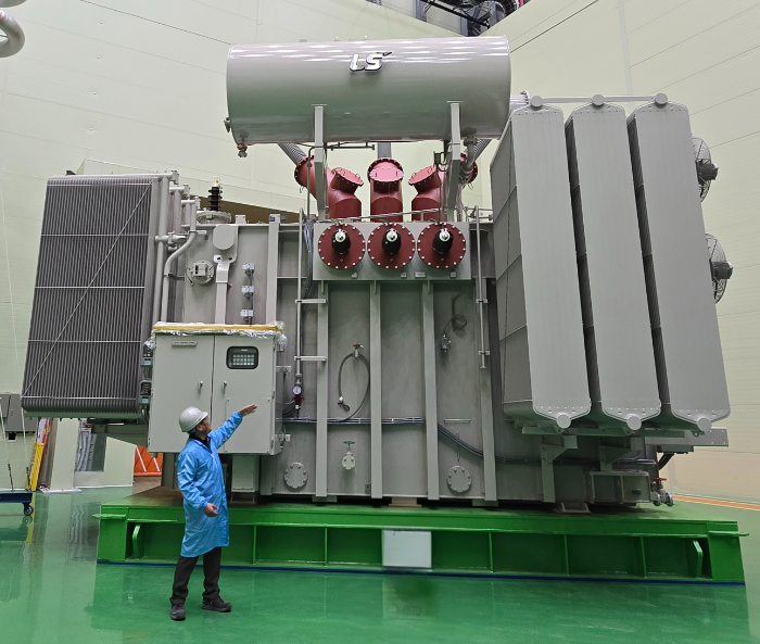 LS파워솔루션 울산 사업장에서 관계자가 초고압 변압기를 소개하고 있다. /사진제공=LS일렉트릭