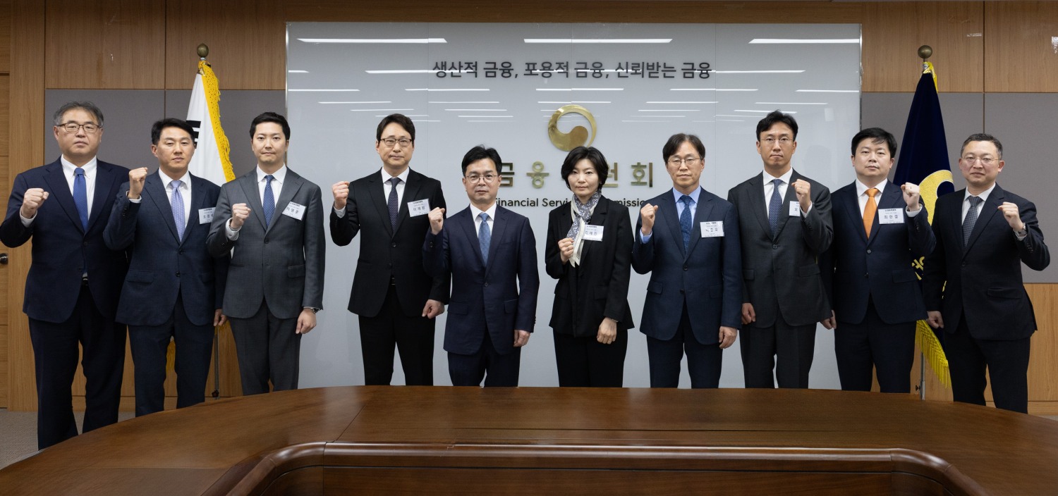 신진창 금융위원회 사무처장이 6일 오후 서울 종로구 정부서울청사에서 5대 가상자산거래소 대표, 디지털자산거래소 공동협의체(DAXA) 등이 참석한 가운데, 빗썸 오지급 사태 직후 구성된 긴급대응반의 점검결과 공유 및 향후 제도개선 방안 논의 등을 위한 간담회를 주재했다. / 사진제공= 금융위원회(2026.04.06)