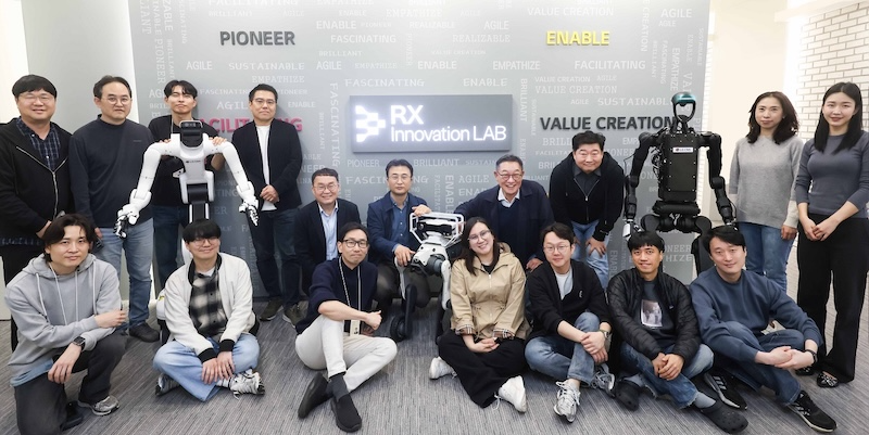 LG CNS RX 이노베이션 랩 출범식에서 임직원들이 기념사진을 촬영하고 있다. 현신균 LG CNS 대표(윗줄 오른쪽 네 번째), 이준호 스마트물류&시티사업부장 전무(윗줄 왼쪽 다섯 번째), 박상엽 CTO 상무(윗줄 오른쪽 세 번째), 명창국 스마트물류센터/로봇사업담당 상무(윗줄 왼쪽 네 번째). /사진=LG CNS