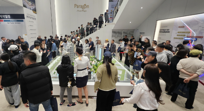 ‘검단호수공원역 파라곤’ 견본주택 인파 사진./사진제공=동양건설산업