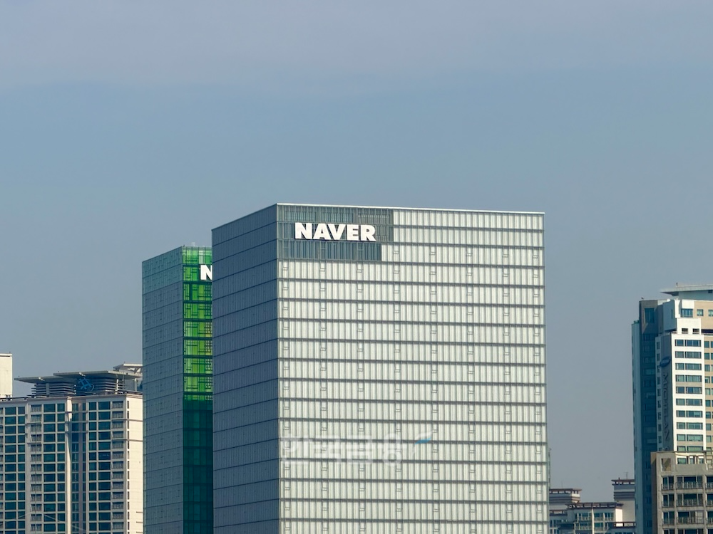 네이버, AI 챗봇 접는다…‘AI 비서’에 집중