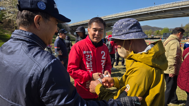 김현기 국민의힘 강남구청장 후보가 주민들에게 한 표를 호소하고 있다./김현기 국민의힘 강남구청장 후보
