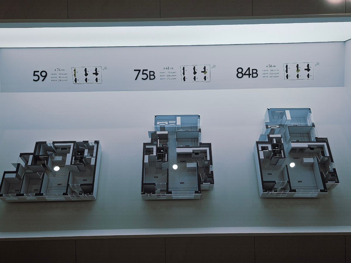 '용인 고림 동문 디 이스트' 견본주택에서 볼 수 있는 75A㎡, 84A㎡타입 이외에 확인해볼 수 있게 준비된 유니트 평면도./한국금융신문 조범형 기자