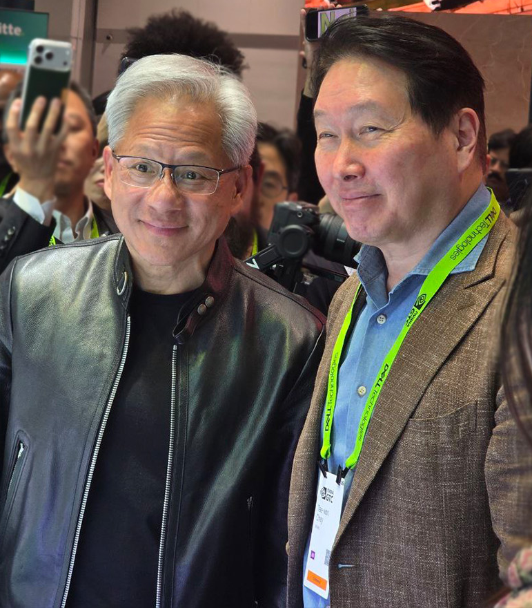 최태원 SK 회장(오른쪽)과 젠슨 황 엔비디아 CEO. 사진=SK하이닉스