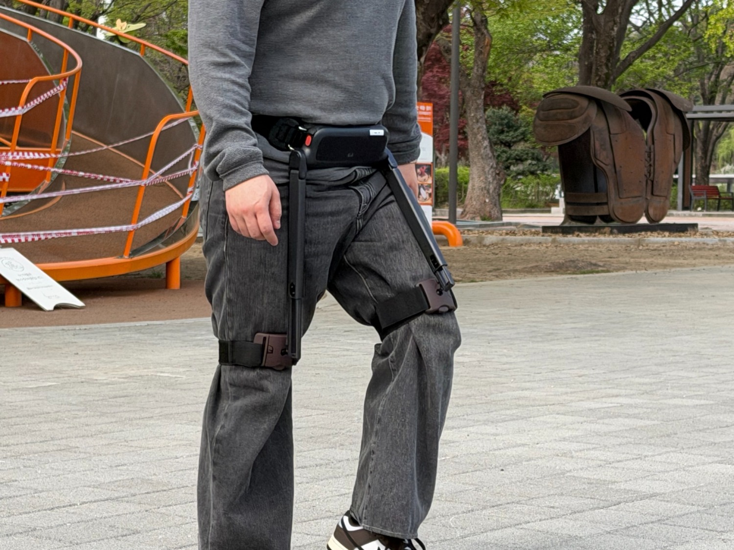 윔 S 착용 후 에어 모드를 켜고 걸었을 때 착용 전에 비해 편하고 빠른 보행이 가능해졌다. /사진=양현우 기자