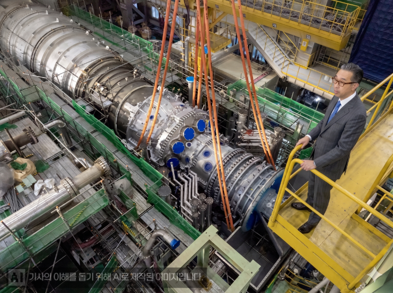 두산에너빌리티 대표이사 박지원 회장이 두산에너빌리티가 개발·제작한 380MW급 가스터빈 제품을 보고 있다. /사진제공=두산에너빌리티