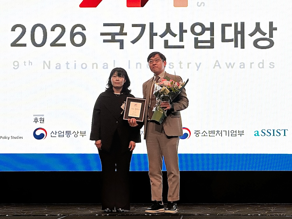 이화진 산업정책연구원장(왼쪽)과 권기현 드리미 한국 PR 총괄. /사진=드리미