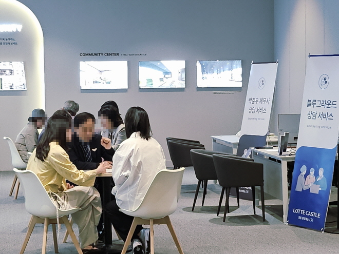 견본주택에서 방문객들이 상담을 받고 있다./한국금융신문 조범형 기자