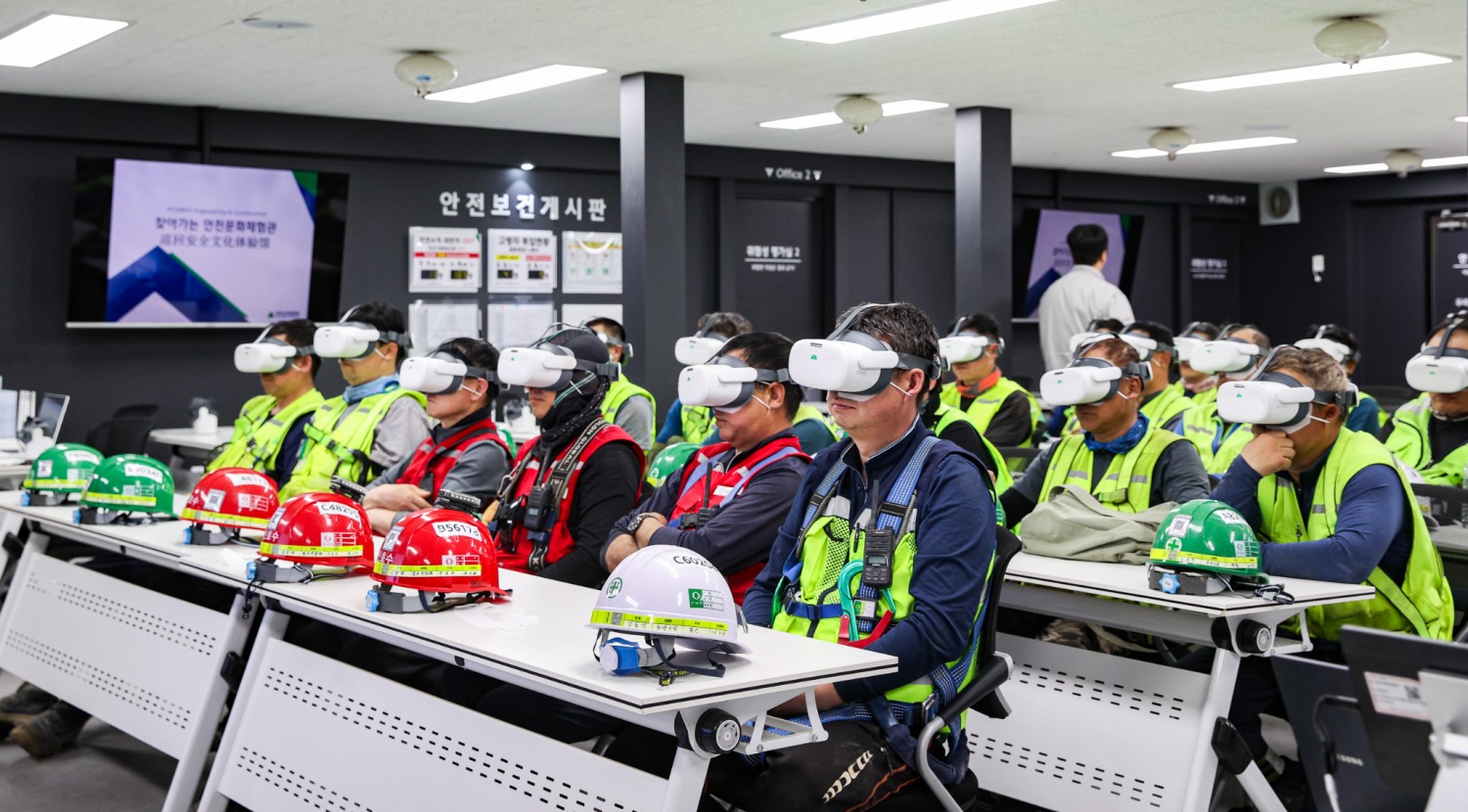 현대건설은 VR장비를 활용한 '찾아가는 안전문화체험관'을 도입했다./사진제공=현대건설