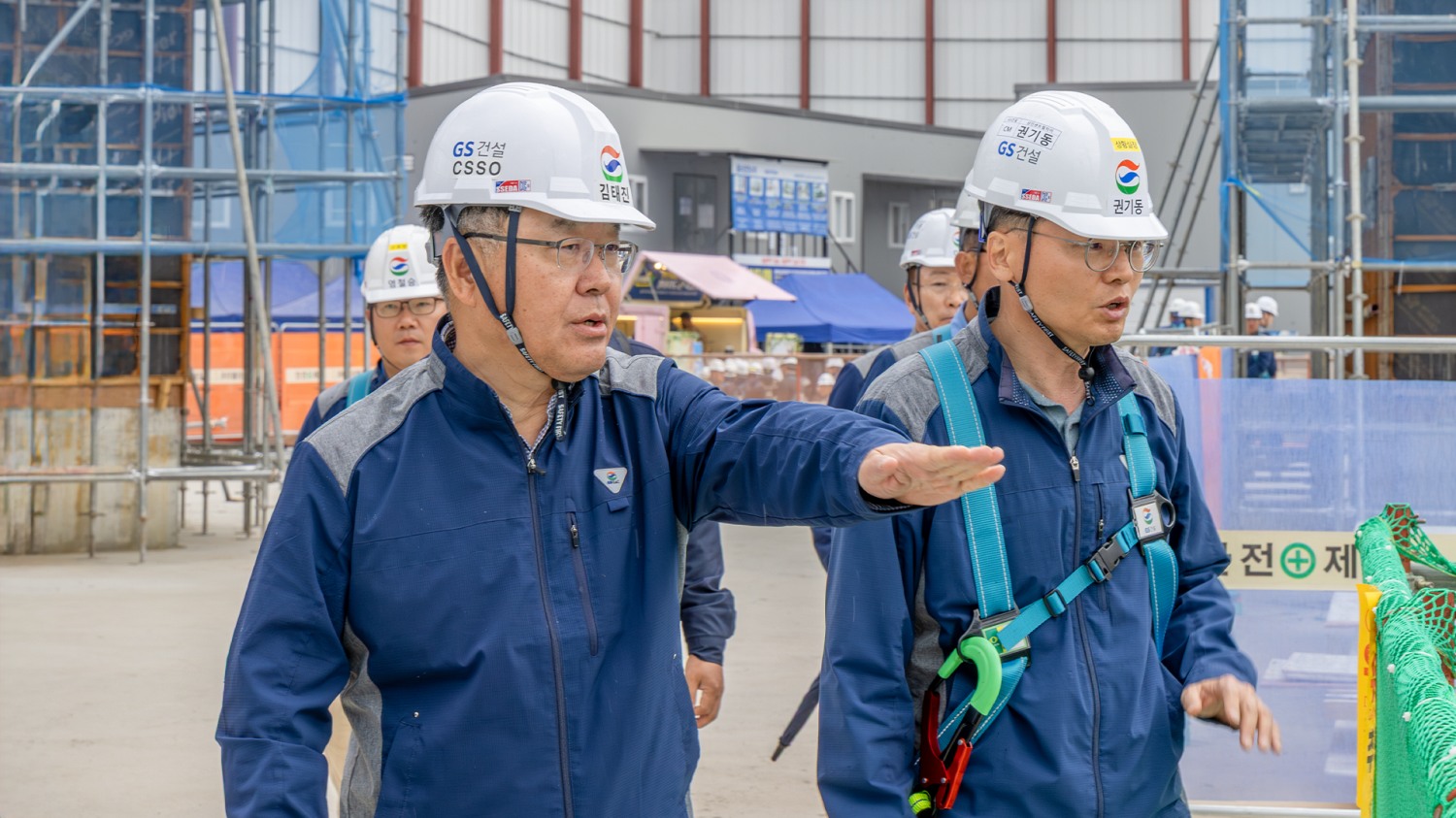 김태진 GS건설 사장(왼쪽)이 아파트 건설현장을 방문해 안전점검하는 모습./사진제공=GS건설