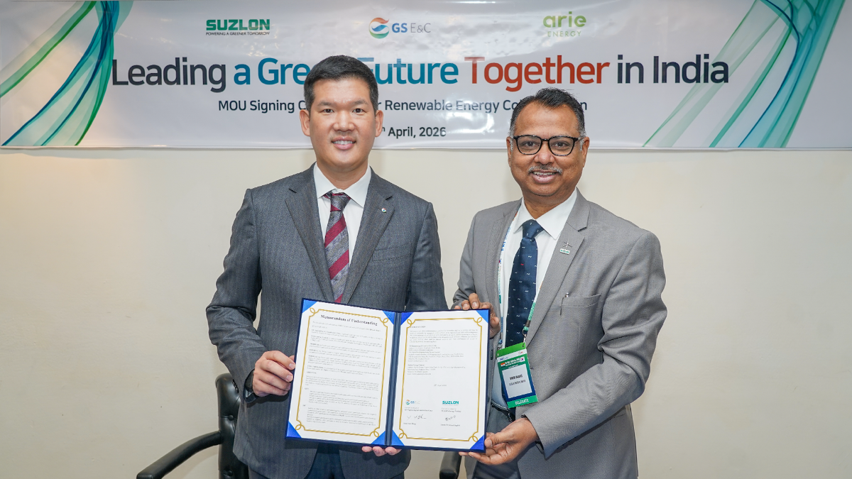 20일 인도 델리에서 허윤홍 GS건설 대표(사진 왼쪽)과 디네시 다야난드 자그달레(Dinesh Dayanand Jagdale) 수즐론 에너지 사장이 업무협약을 체결하고 기념사진을 촬영하고 있다./사진제공=GS건설