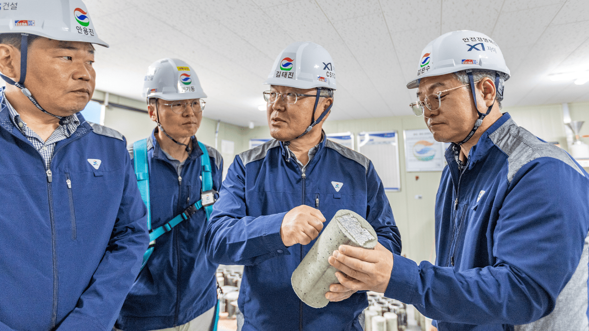 지난 17일 김태진 GS건설 사장(사진 오른쪽 두번째) 아파트 현장을 방문해 강도 시험용 콘크리트 샘플을 점검하는 모습./사진제공=GS건설