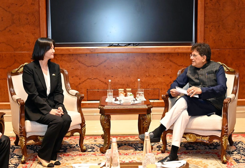 지난 20일(현지시간) 피유시 고얄 인도상공부 장관과 회동하는 최수연 네이버 대표. /사진=네이버