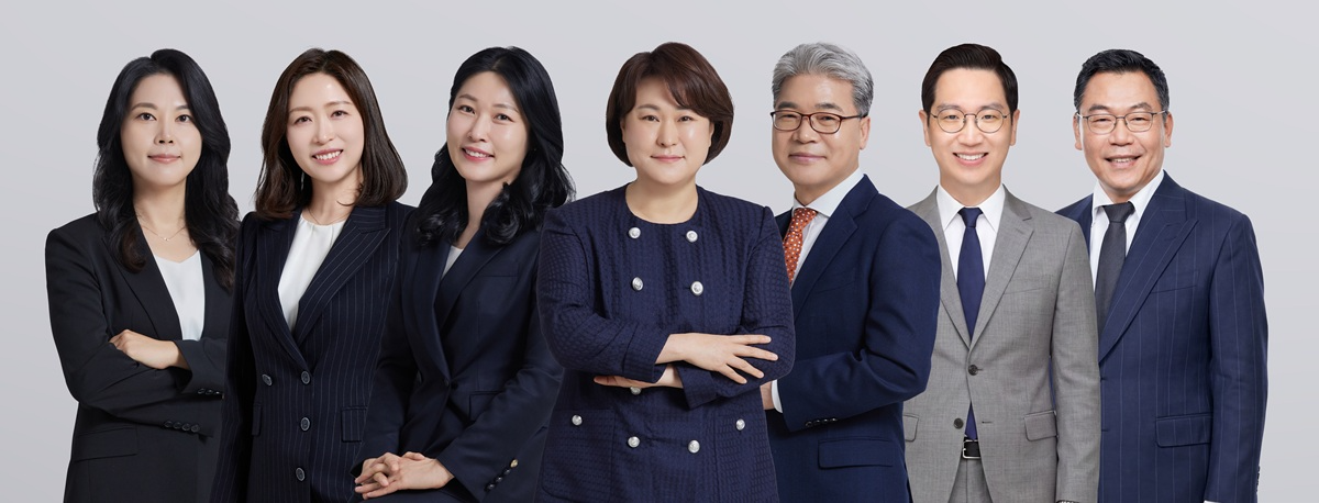 오는 25일 국민이주 본사에서 열리는 미국투자이민 세미나에서 발표와 상담을 하는 전문가들. 사진 중앙은 김지영 대표. 사진제공=국민이주