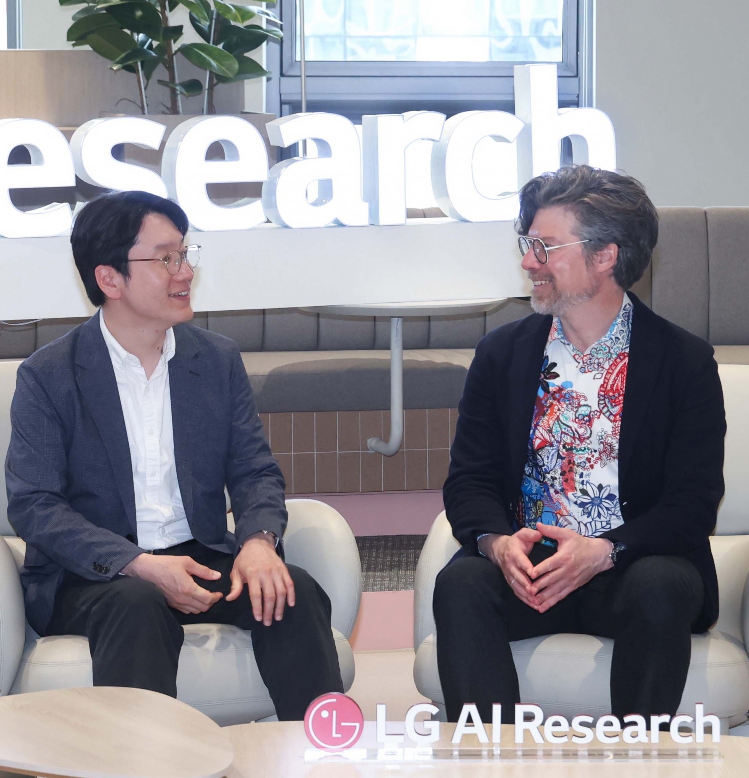 임우형 LG AI연구원 공동 연구원장(왼쪽)과 브라이언 카탄자로 엔비디아 응용연구 총괄 부사장이 협력 방향을 논의하고 있다. /사진=LG