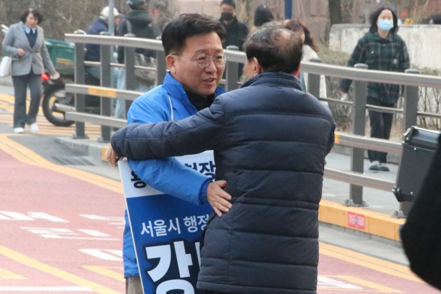 강태웅 더불어민주당 용산구청장 후보가 구민과 소통하는 모습./사진제공=강태웅 용산구청장 후보 선거 캠프