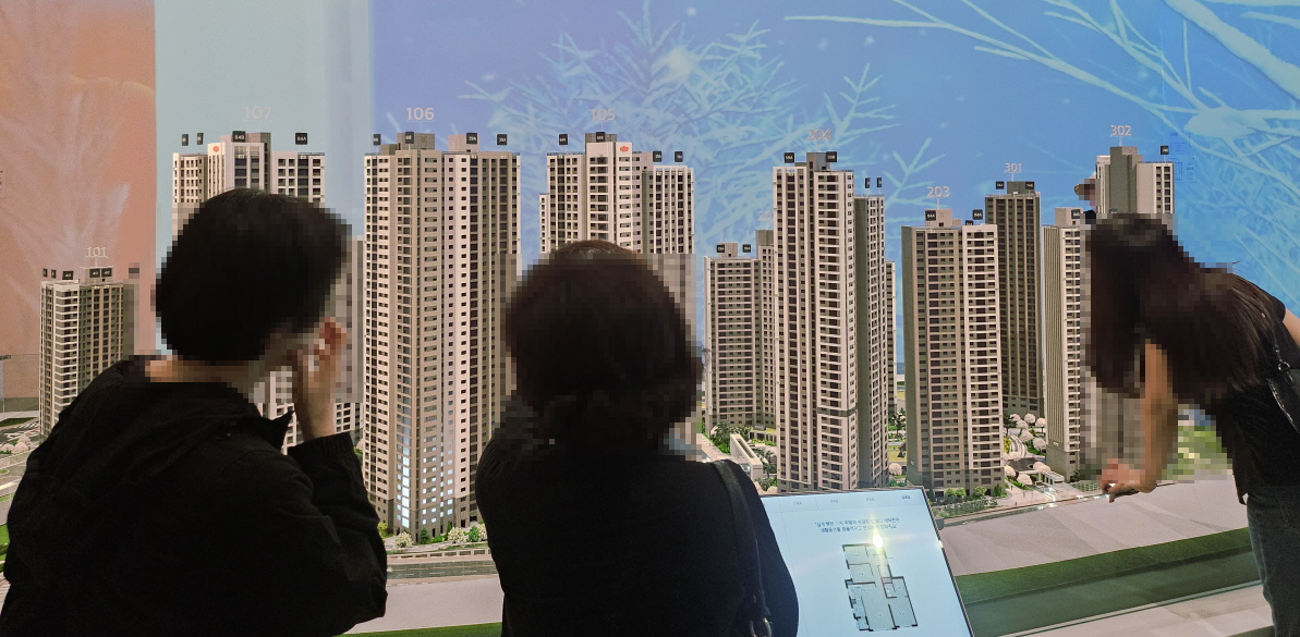 24일 DL이앤씨가 분양에 나선 'e편한세상 부천 어반스퀘어'의 견본주택 모형도를 확인하는 방문객들./한국금융신문 조범형 기자