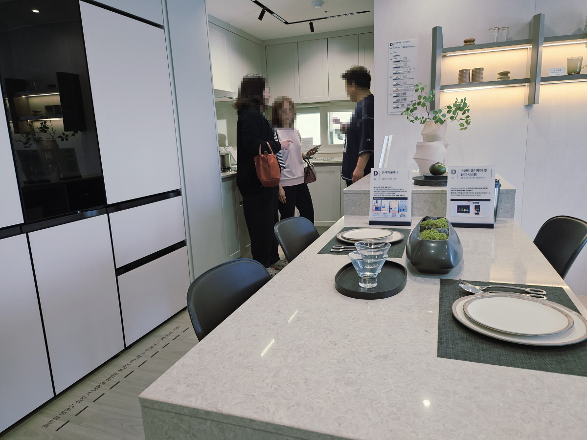 'e편한세상 부천 어반스퀘어' 74B㎡타입 주방을 확인하고 있는 방문객들./한국금융신문 조범형 기자