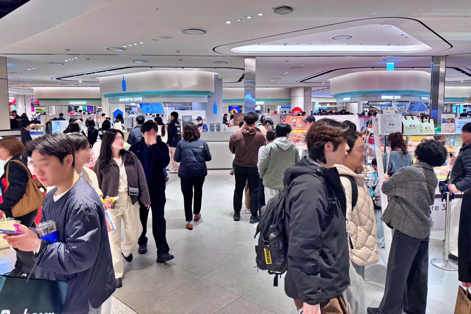 인천점 지하 1층 미래형 식품관인 '푸드 에비뉴'에 방문한 고객들의 모습./사진제공=롯데백화점