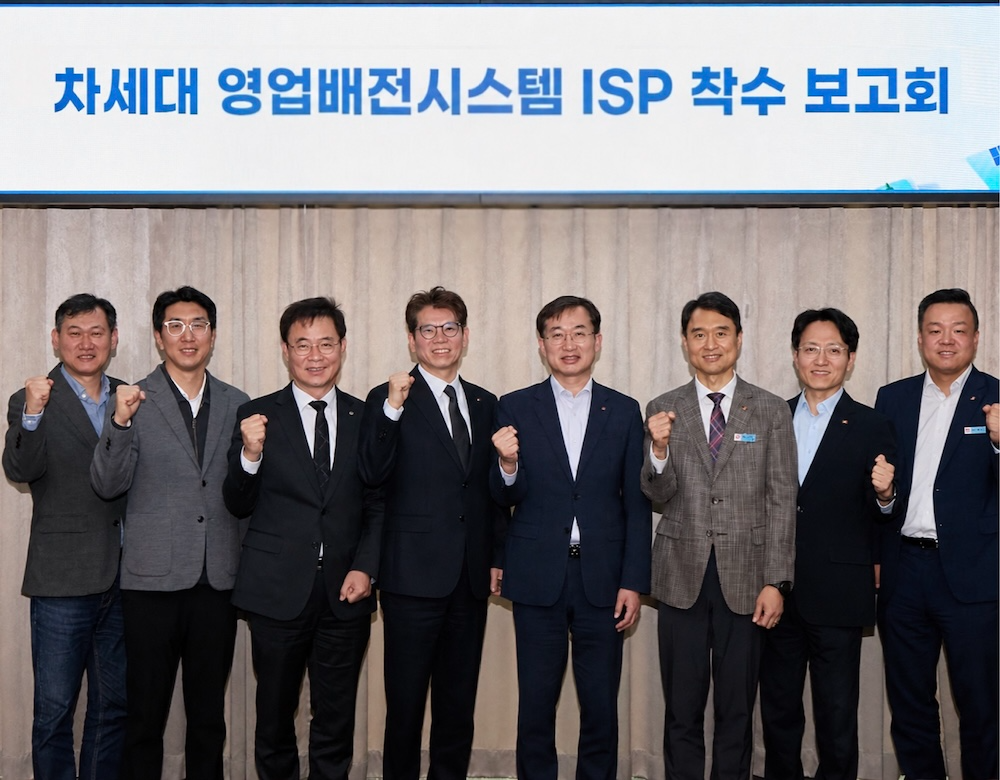 이호군 LG CNS 공공·통신·교육AX사업담당 상무(왼쪽 4번째)와 백우기 한국전력 영업본부장(오른쪽 4번째) 등 관계자들이 착수보고회에서 기념사진을 촬영하고 있다. /사진=LG CNS