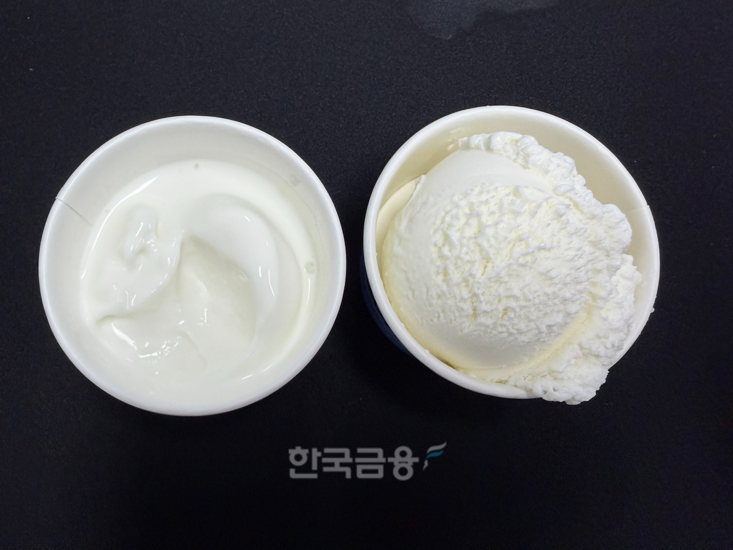 생산설비 시설에서 갓 만들어진 아이스크림(왼쪽). 유지방 함량이 높아 금방 녹는 특징이 있다. 오른쪽은 매장에서 판매되는 제품. /사진=박슬기 기자