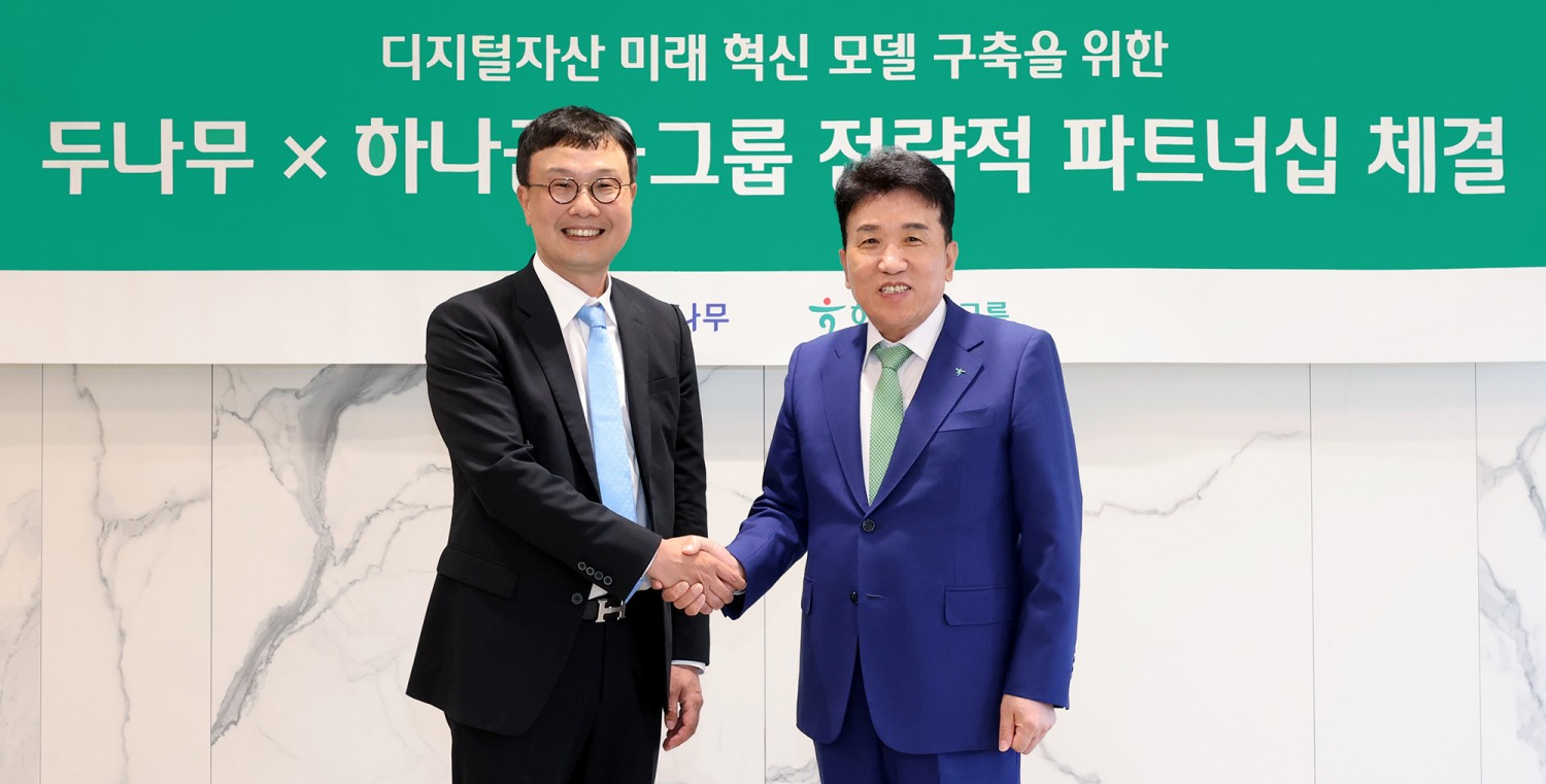 함영주 하나금융그룹 회장(오른쪽)이 김형년 두나무 부회장과 악수를 나누고 있다. / 사진=하나금융(2026.05.15)